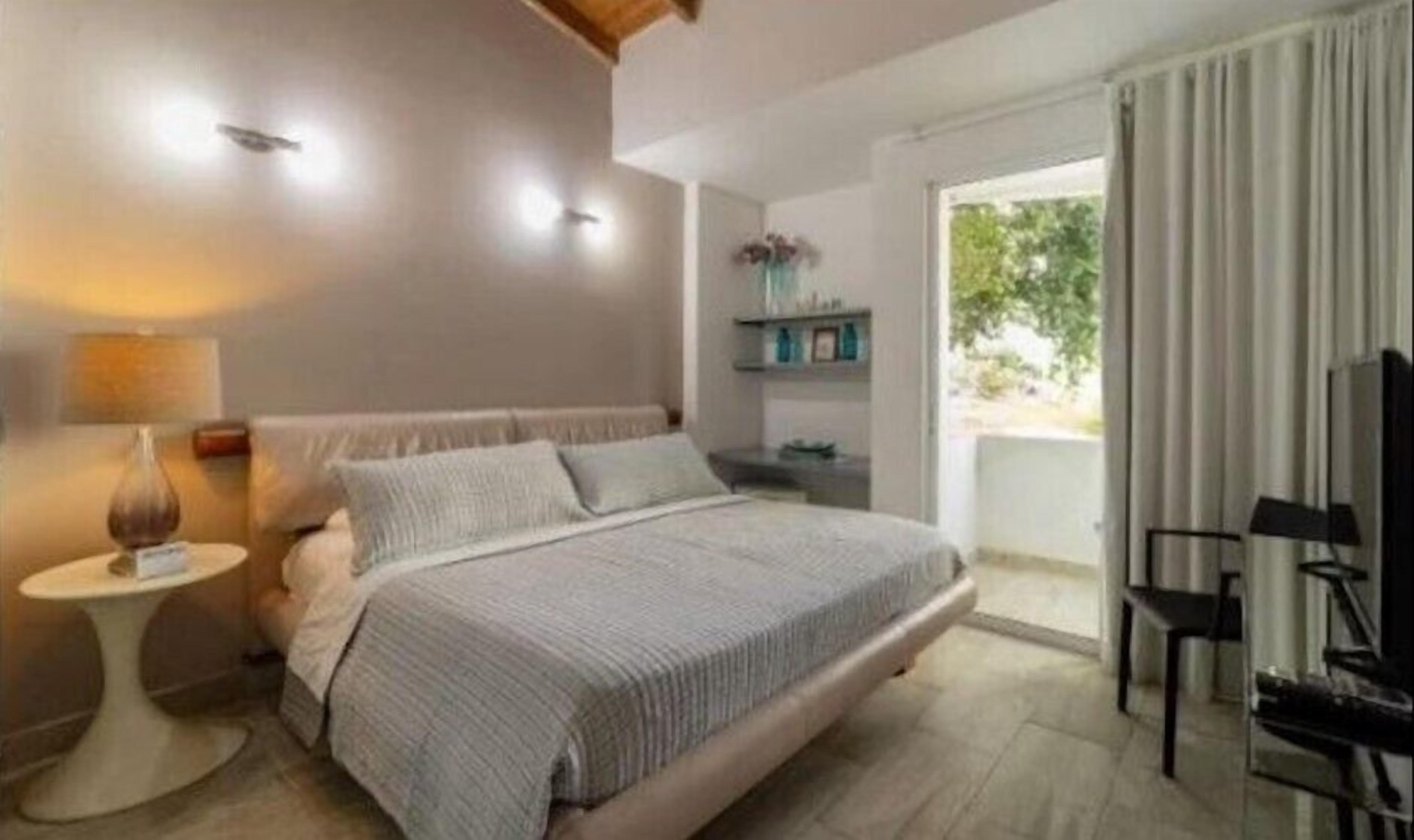 Desk, laptop workspace, free WiFi