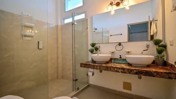 Quarto superior, 1 cama King | Banheiro | Chuveiro, toalhas de banho, sabonete, shampoo