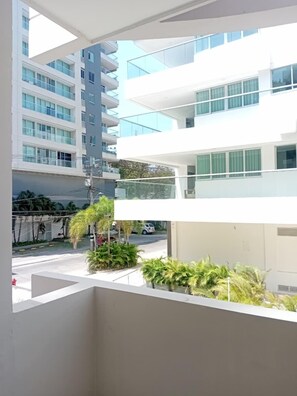 A modern building with multiple balconies, a street view, and some greenery. - Hotel Serema Cartagena (Cartagena)