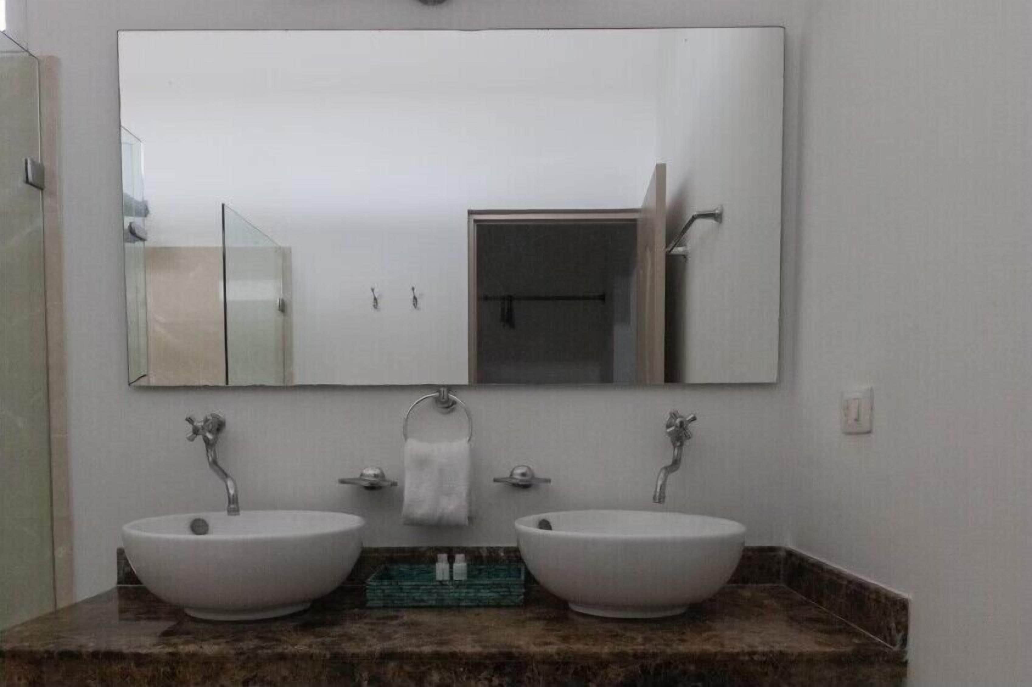 办公桌、笔记本电脑工作区、免费 WiFi