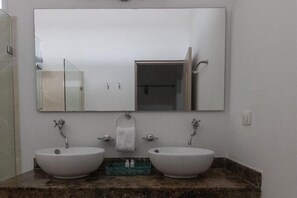 مكتب ومساحة عمل للكمبيوتر المحمول وواي ف�اي مجانًا