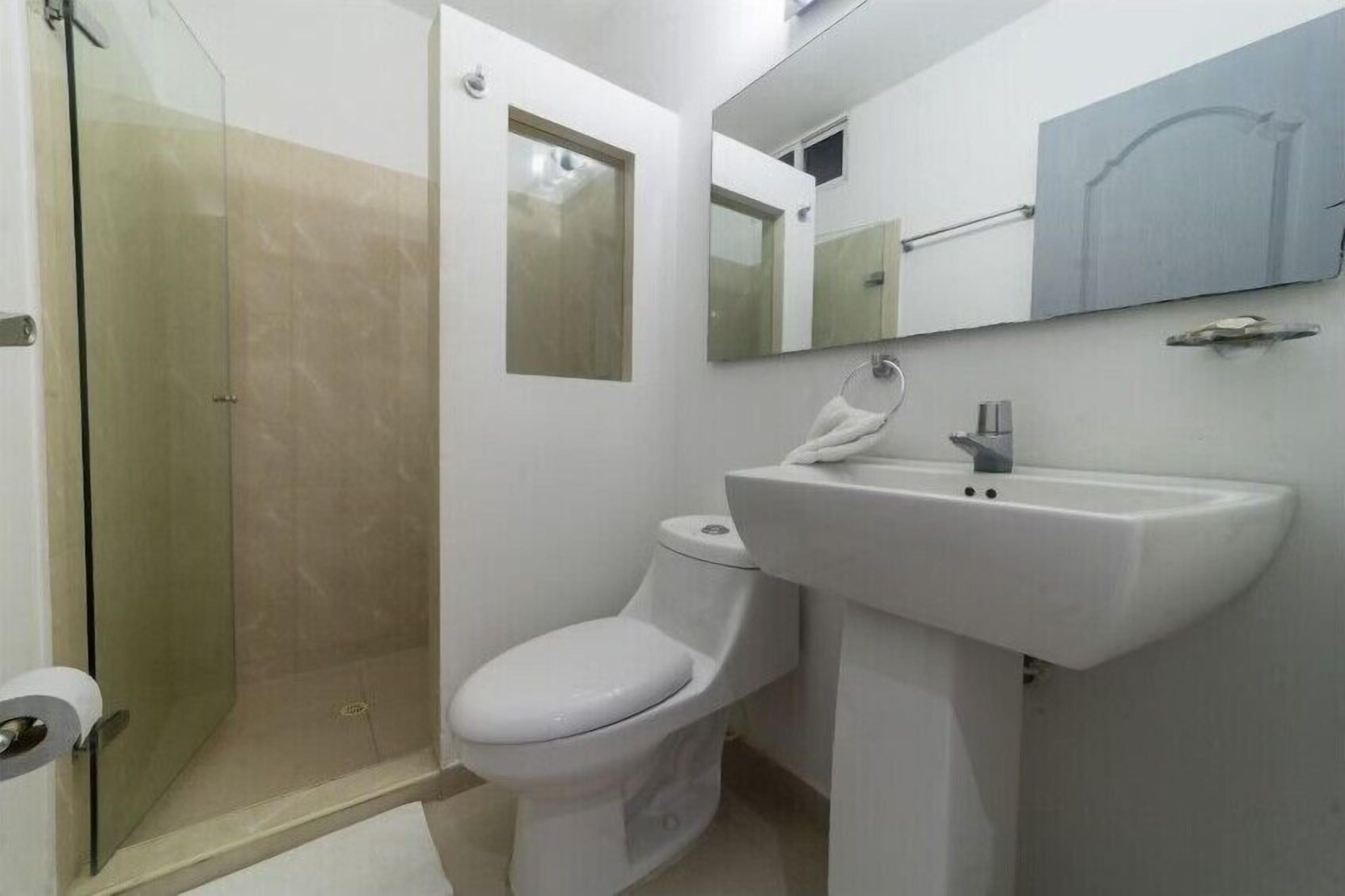 Douche, serviettes fournies, savon, papier toilette