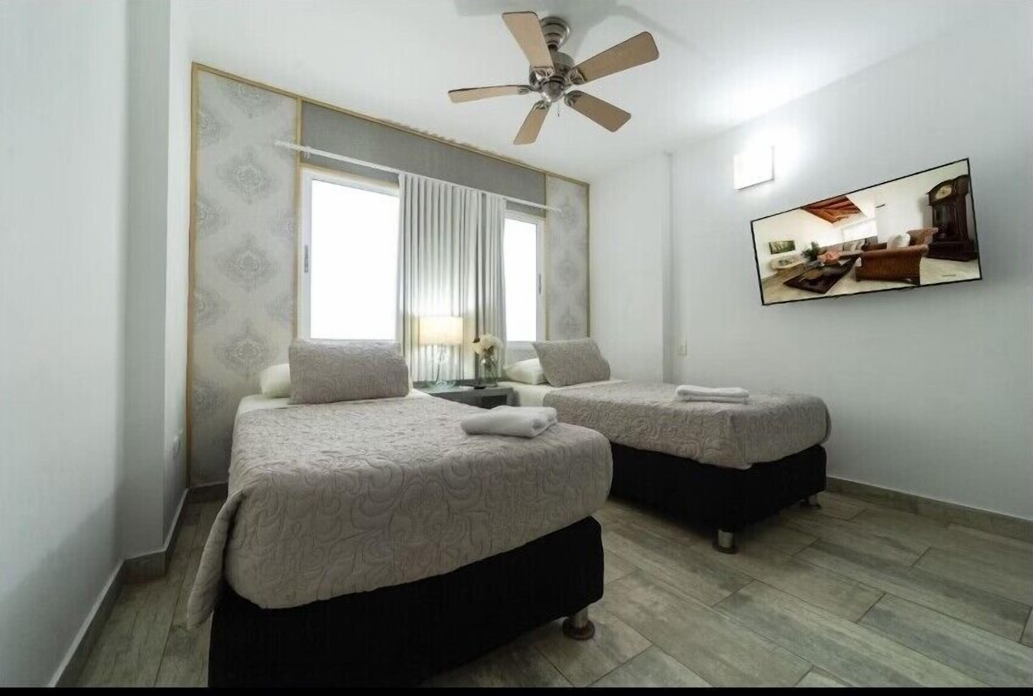 Bureau, espace de travail pour ordinateur portable, Wi-Fi gratuit