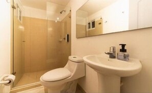 تجهيزات دش، مناشف، صابون، ورق حمّام