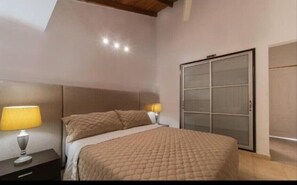 مكتب ومساحة عمل للكمبيوتر المحمول وواي فاي مجانًا