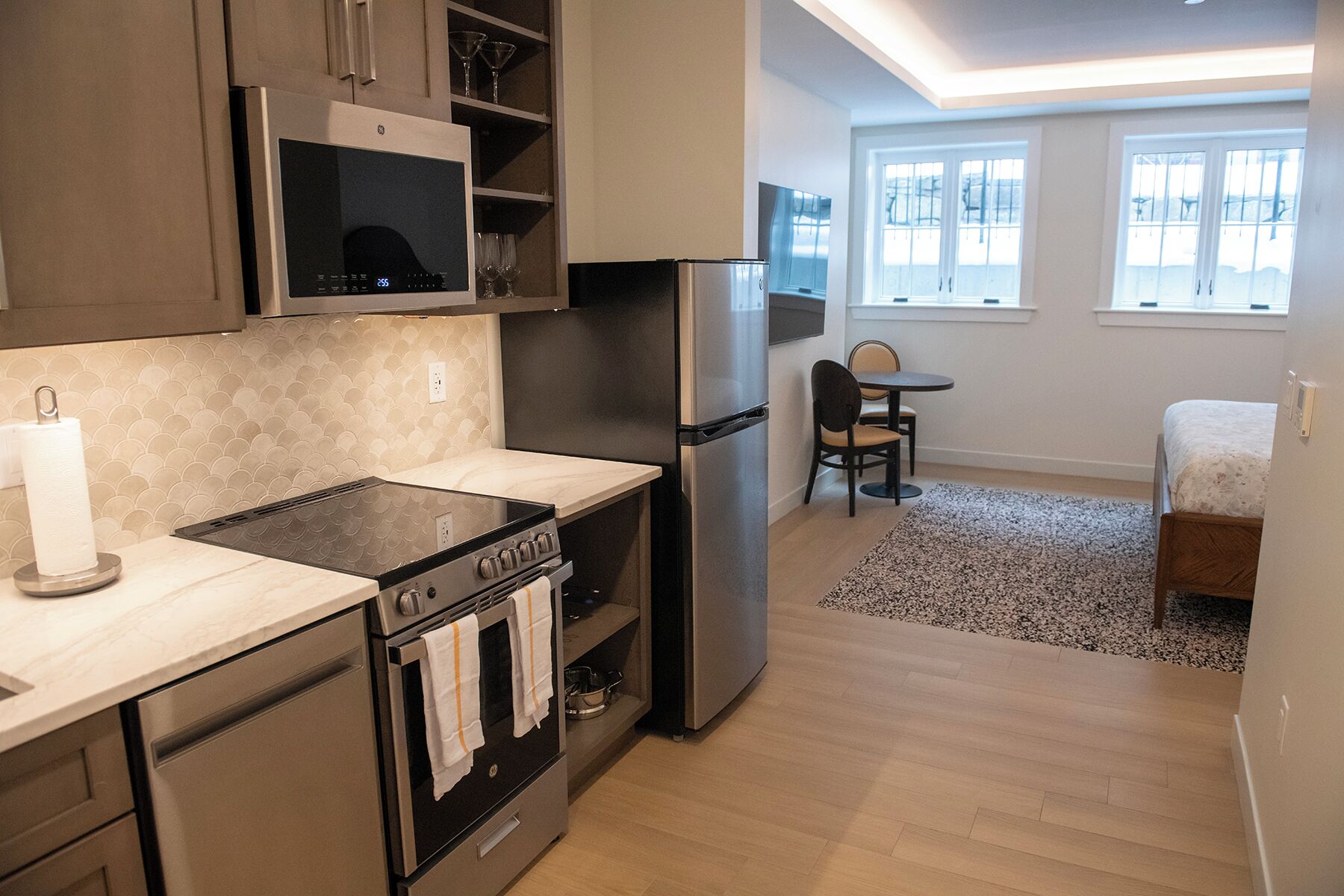 Classic Apartment | Dapur peribadi | Peti sejuk/penyejuk beku saiz penuh, ketuhar gelombang mikro, ketuhar 