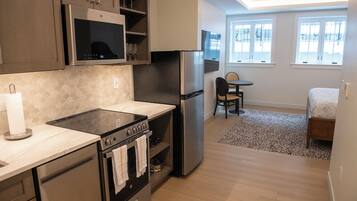 Apartemen Klasik | Dapur pribadi | Lemari es besar, microwave, oven, dan kompor