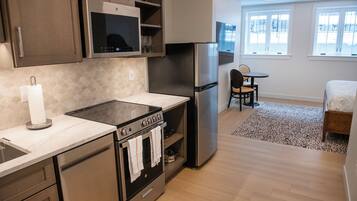 Apartemen Klasik | Dapur pribadi | Lemari es besar, microwave, oven, dan kompor