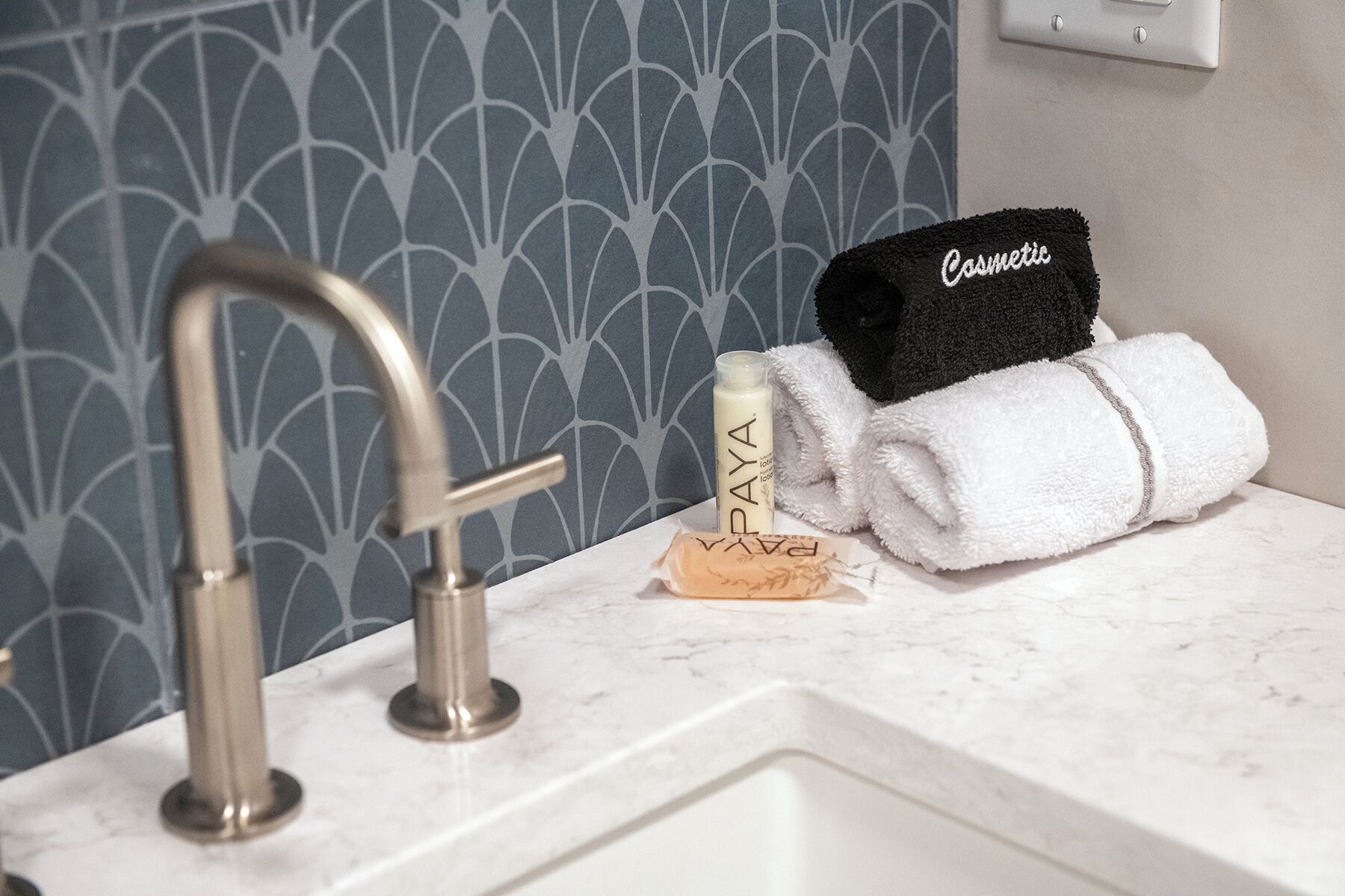 Classic Apartment | Bathroom | Hair dryer, towels, soap, shampoo