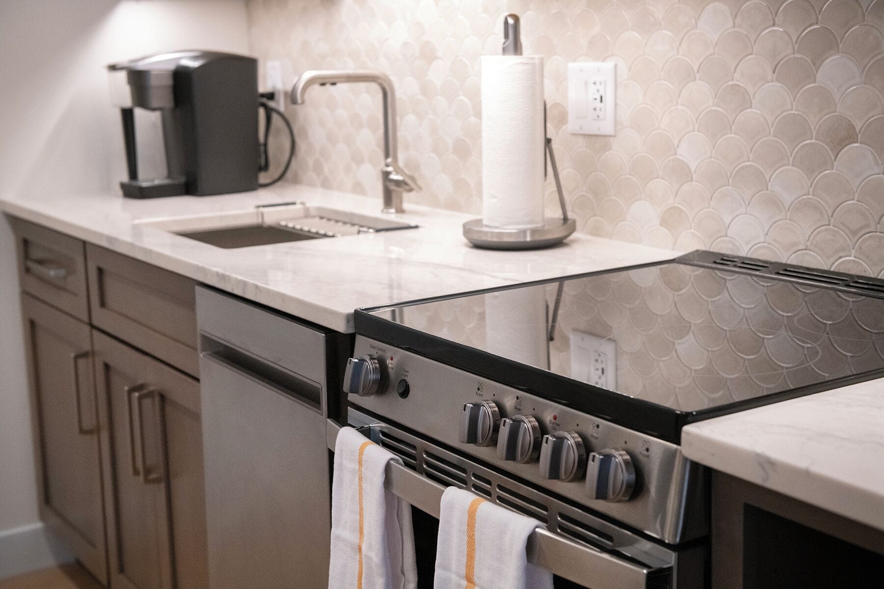 Classic Apartment | Private kitchen | Full-size fridge, microwave, oven, stovetop