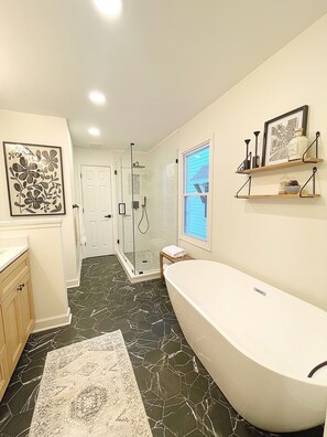 Shower, hair dryer, towels, soap - Chic 4 bedroom Prairie Village retreat in the heart of Kansas City. (Prairie Village)