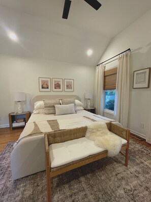 4 bedrooms, iron/ironing board, WiFi, bed sheets - Chic 4 bedroom Prairie Village retreat in the heart of Kansas City. (Prairie Village)