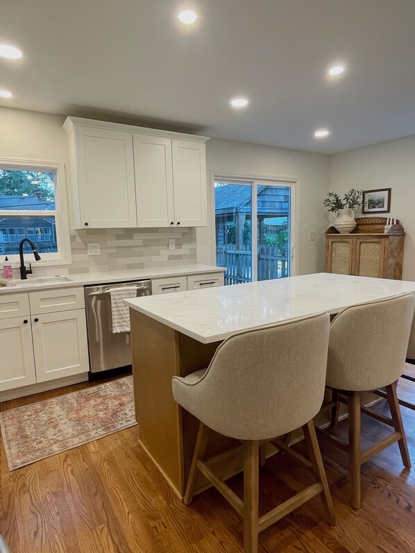Private kitchen - Chic 4 bedroom Prairie Village retreat in the heart of Kansas City. (Prairie Village)