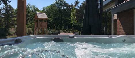 Tina de hidromasaje al aire libre