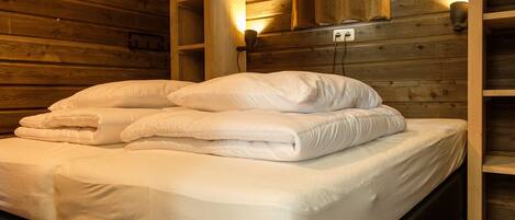 5 bedrooms, WiFi, bed sheets