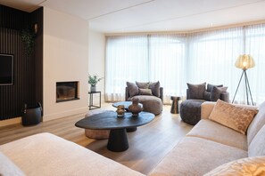 Een televisie en een open haard