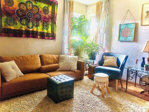 Living area - Cozy 2 bedroom ranch in South Bend just 10 min from The University of Notre Dame (South Bend)