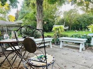Outdoor dining - Cozy 2 bedroom ranch in South Bend just 10 min from The University of Notre Dame (South Bend)