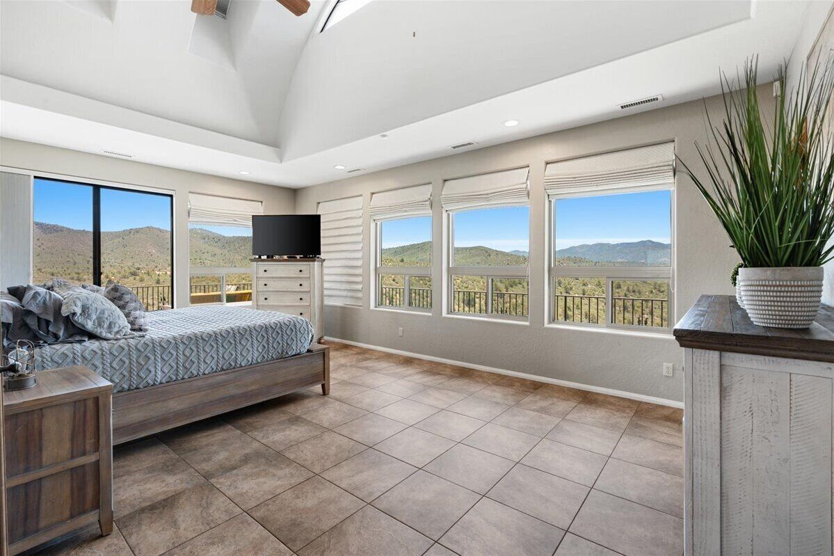 4 bedrooms, desk, iron/ironing board, WiFi