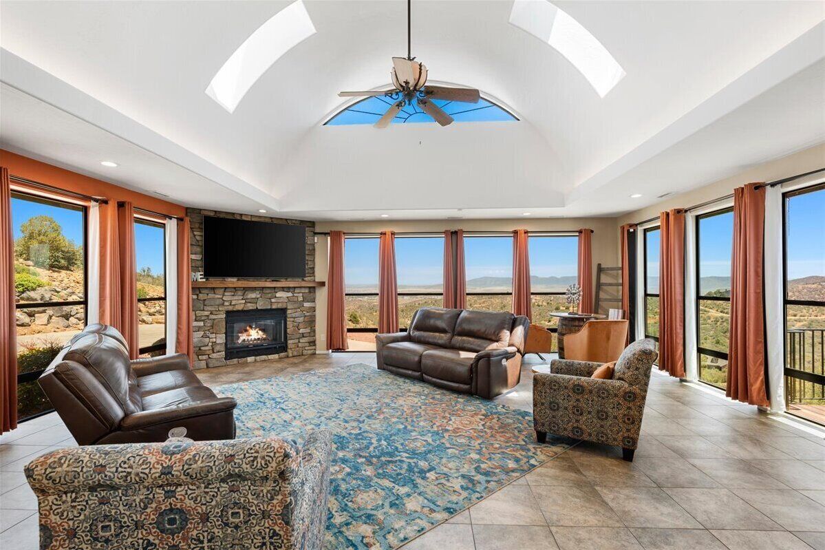 تلفزيون ذكي، مدفأة، مشغل دي في دي، تنس طاولة