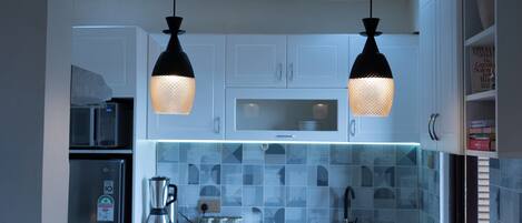 Een microgolfoven, een oven, een kookplaat