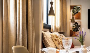 A room with a bed, a table with a glass of water, and curtains. - AD330 - 1002 (São Paulo)