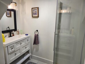 Bidet, towels, soap, toilet paper - Forest City Family Style house (London)