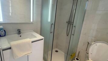 Serviettes fournies, savon, papier toilette