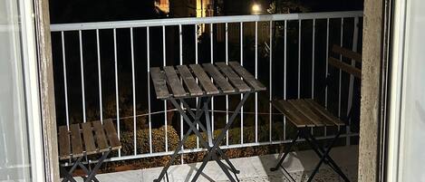 Desk, laptop workspace, free WiFi