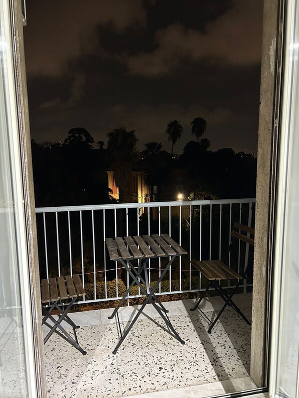 Desk, laptop workspace, free WiFi - B e b helena  (Naples)