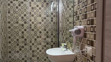 Escritorio, espacio para trabajar con laptop y wifi gratis