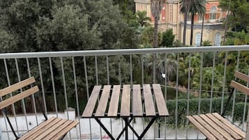 Desk, laptop workspace, free WiFi