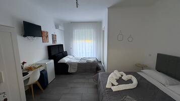 Chambre Quadruple Deluxe, balcon, vue parc | Bureau, espace de travail pour ordinateur portable, Wi-Fi gratuit