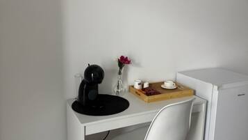 Schreibtisch, laptopgeeigneter Arbeitsplatz, kostenloses WLAN