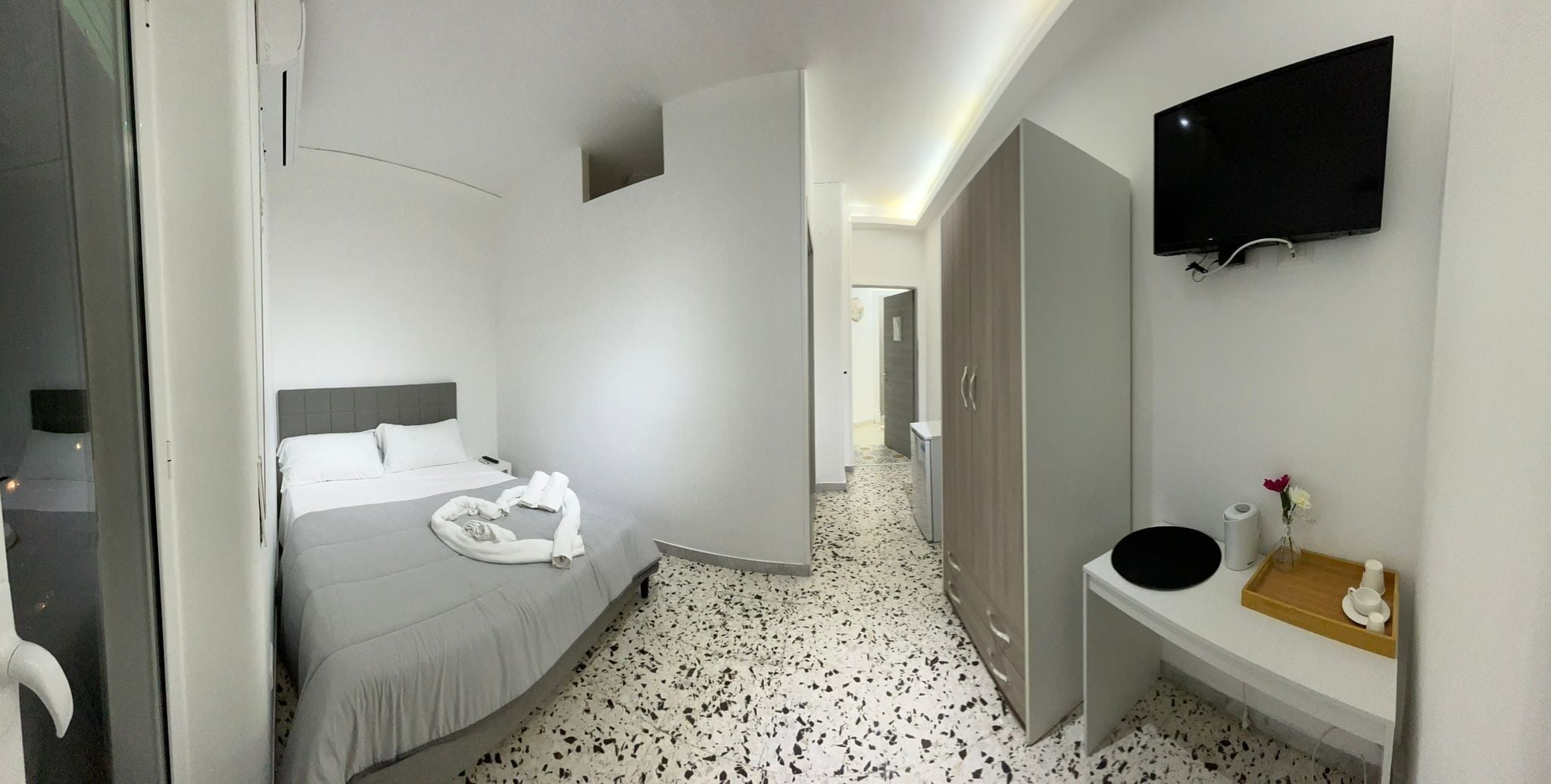 Skrivebord, skrivebord for bærbar PC og wi-fi (inkludert)