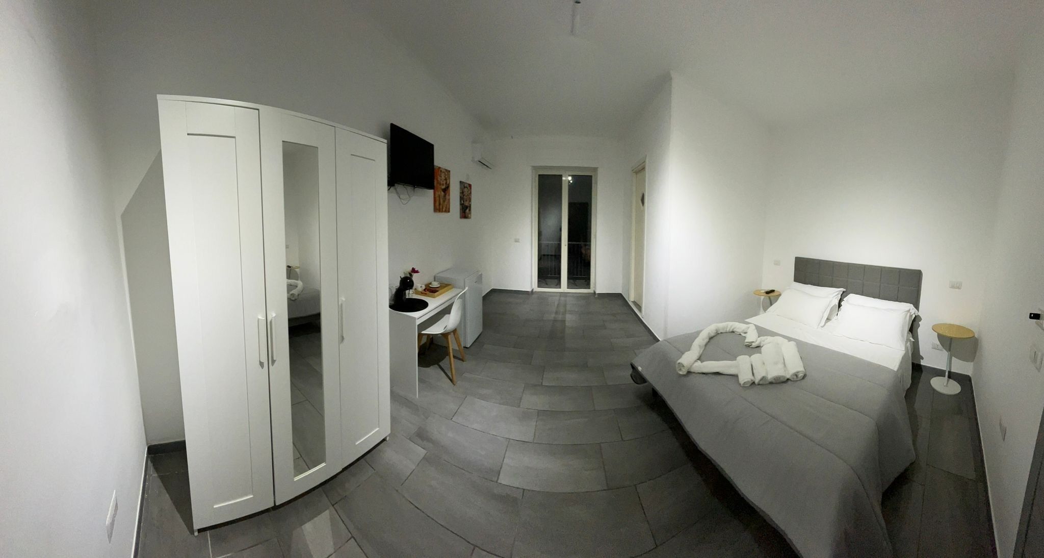 Skrivebord, skrivebord for bærbar PC og wi-fi (inkludert)