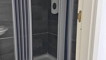 Sèche-cheveux, serviettes fournies, savon, shampoing