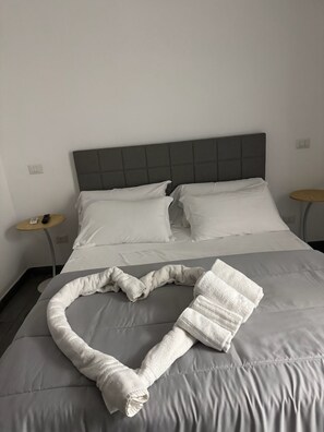 Desk, laptop workspace, free WiFi - B e b helena  (Naples)