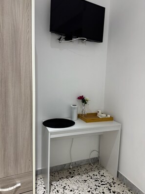 Skrivebord, skrivebord for bærbar PC og wi-fi (inkludert)