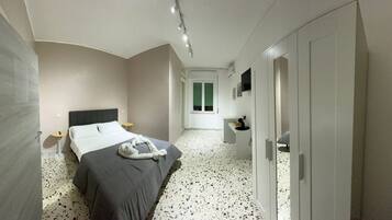 Escritorio, espacio para trabajar con laptop y wifi gratis