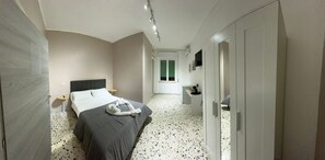 Comfort Double Room, Balcony | Desk, laptop workspace, free WiFi - B e b helena  (Naples)