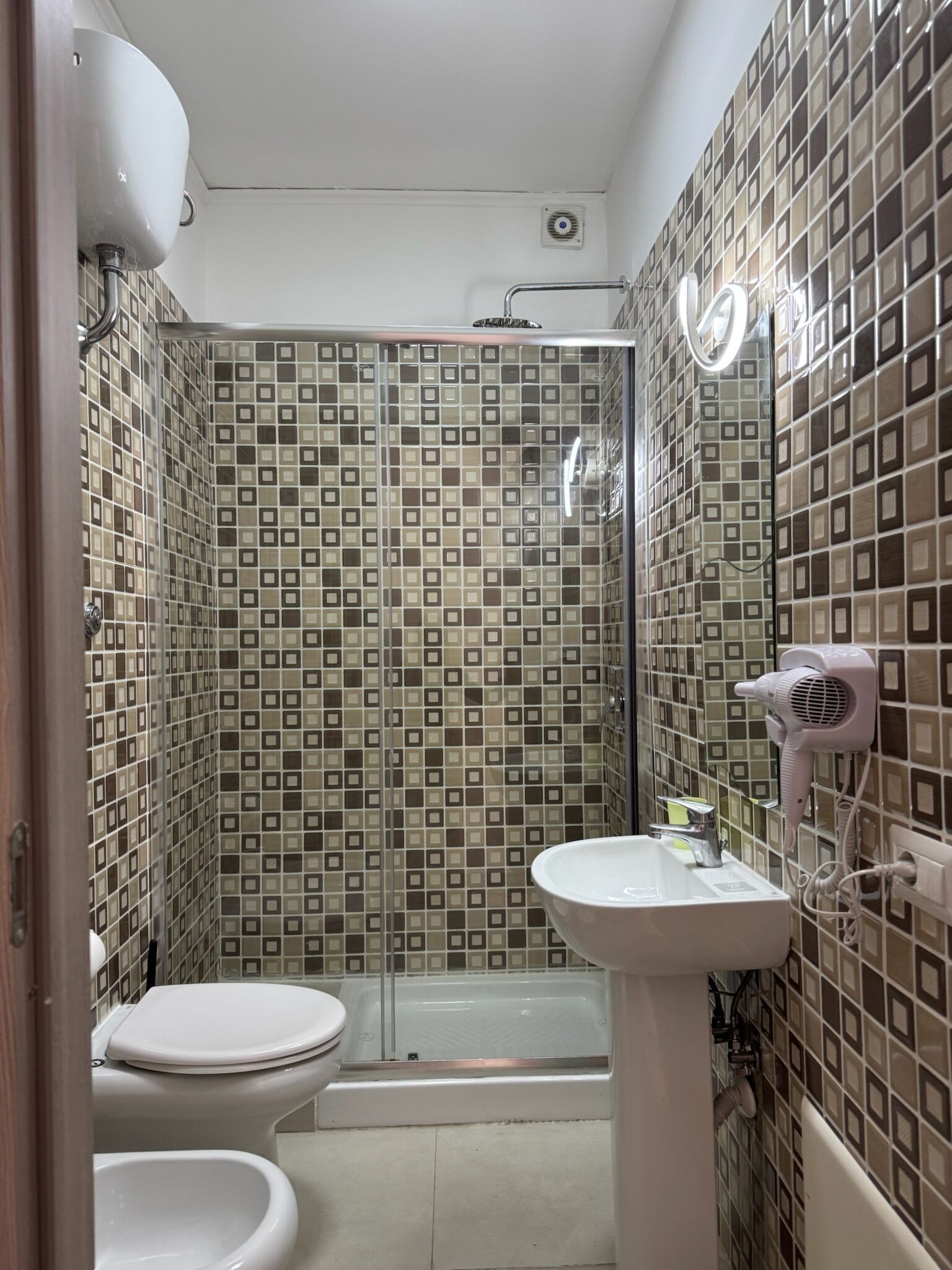 Un baño con ducha, inodoro y lavamanos.