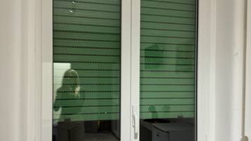 Quarto casal conforto, sacada | Escrivaninha, espaço de trabalho para notebook, Wi-Fi de cortesia