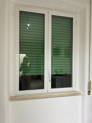 غرفة مزدوجة مريحة - بشرفة | مكتب ومساحة عمل للكمبيوتر المحمول وواي فاي مجانًا