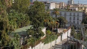 مكتب ومساحة عمل للكمبيوتر المحمول وواي فاي مجانً ا