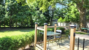 Outdoor dining - Forest City Family-Style House in London, Ontario, Canada (London)