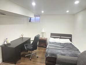 1 bedroom, free WiFi, bed sheets - Forest City Family-Style House in London, Ontario, Canada (London)