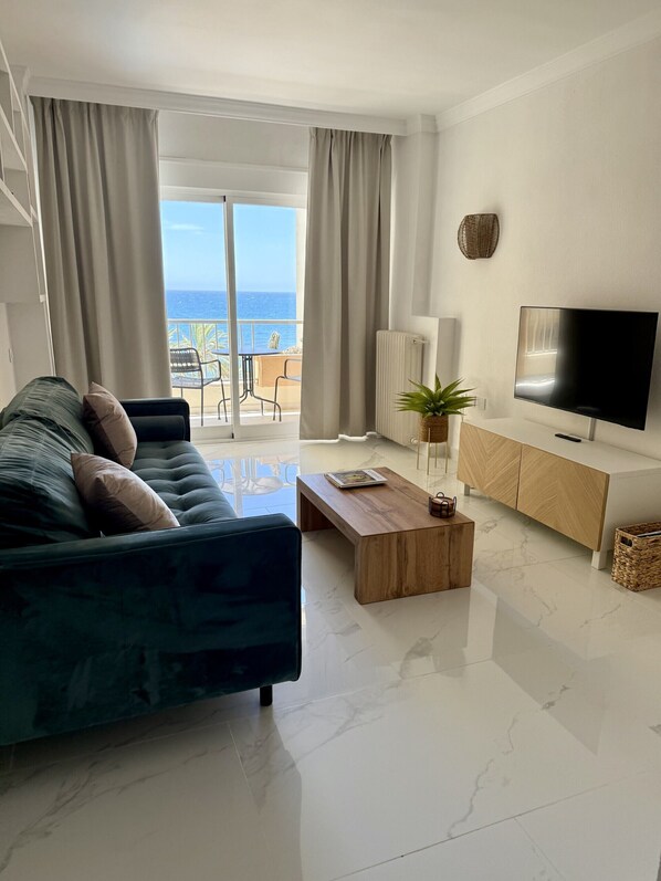 TV - Boho apartment with terrace (Marbella)