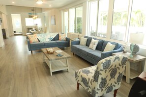 Älytelevisio, pöytäjalkapallopöytä, kirjoja