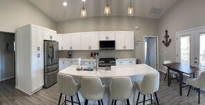 Microondas, horno, parrilla de estufa y lavavajillas 